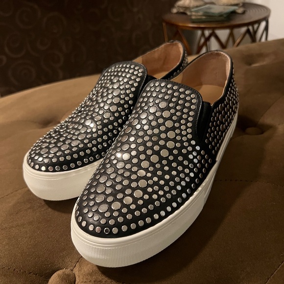 VINCE CAMUTO KINDRA soft LEATHER silver STUDDED platform SLIP ON SNEAKER - Picture 1 of 6